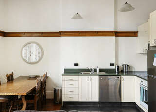 Charmed on Dowling- Light-Filled Apartment