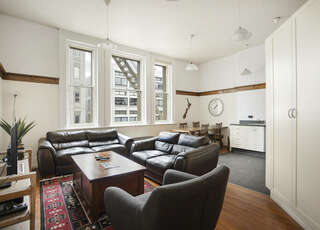 Charmed on Dowling- Light-Filled Apartment